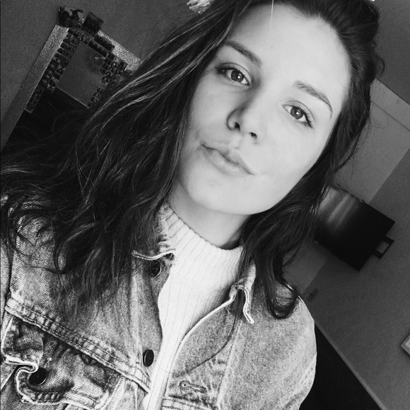 Meet your Posher, Elyse - Picture 1 of 1